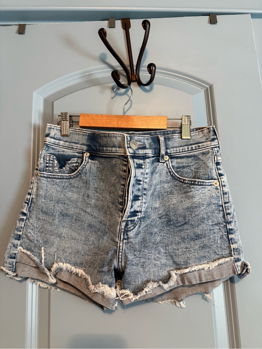 Express Women’s Light Wash Distressed Denim Shorts